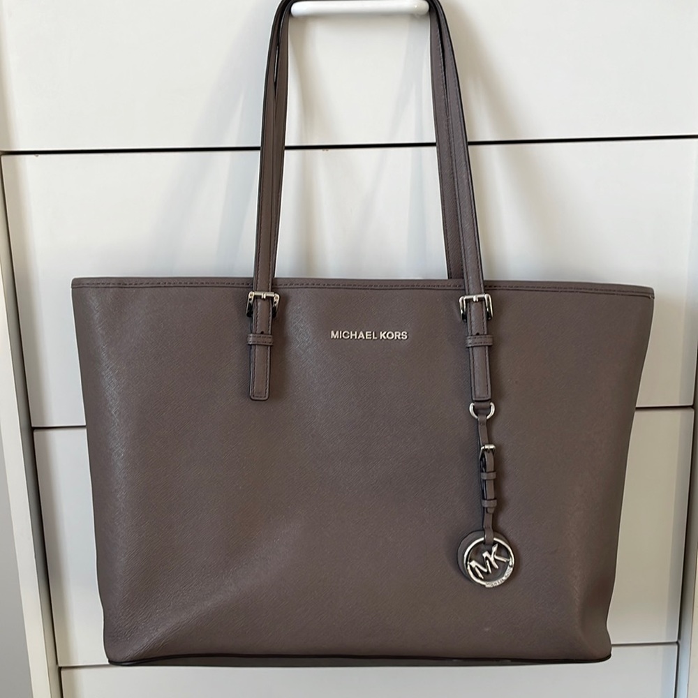 MICHAEL KORS Jet Set Travel Large macbook Saffiano Leather tote in taupe color